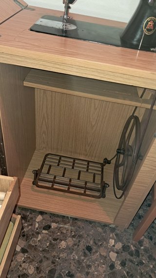 Máquina de coser Alfa con mueble