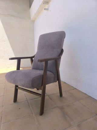 Sillón alto de tela y madera