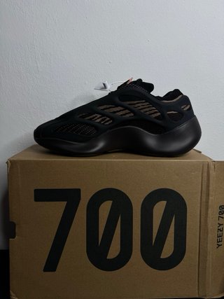 Adidas Yeezy 700 V3 Dark Glow Talla 43