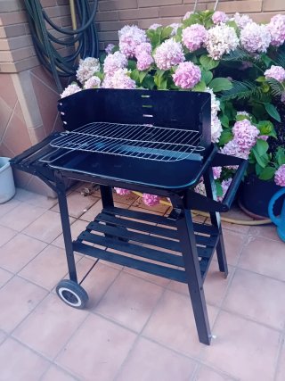 Barbacoa de metal negra