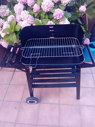 Barbacoa de metal negra