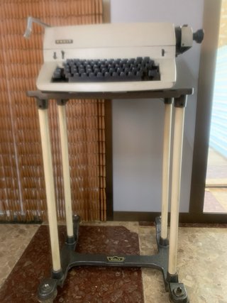 Máquina de escribir Olympia con funda