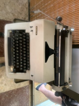 Máquina de escribir Olympia con funda