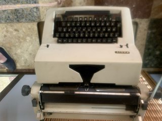 Máquina de escribir Olympia con funda