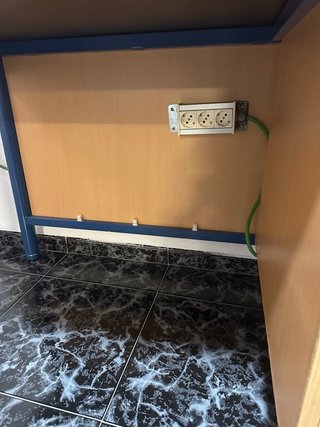 Escritorio madera y metal azul