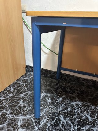 Escritorio madera y metal azul