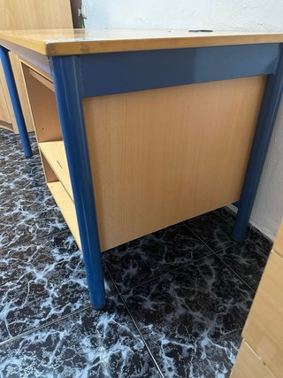Escritorio madera y metal azul