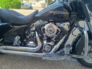 Harley Davidson Street Glide Negra