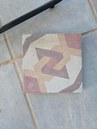 Baldosa hidráulica decorada