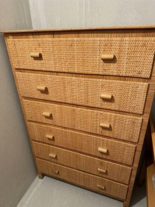 Aparador de mimbre y madera