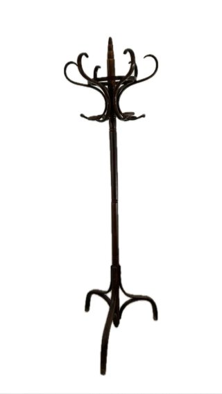 Perchero de madera oscuro