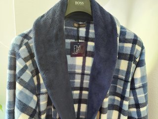 Bata de hombre nueva con etiqueta