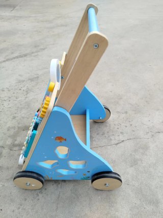 Andador de madera para bebé