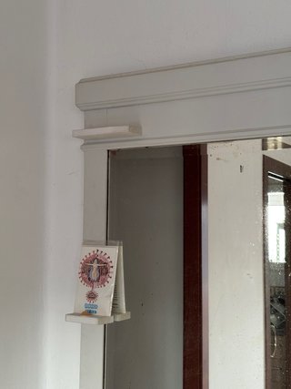 Espejo entrada madera con 4 estantes y posa llaves