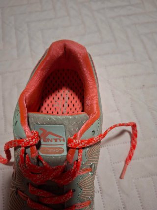 Zapatillas deportivas grises y naranjas