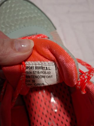 Zapatillas deportivas grises y naranjas