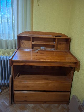 Escritorio de madera con cajones