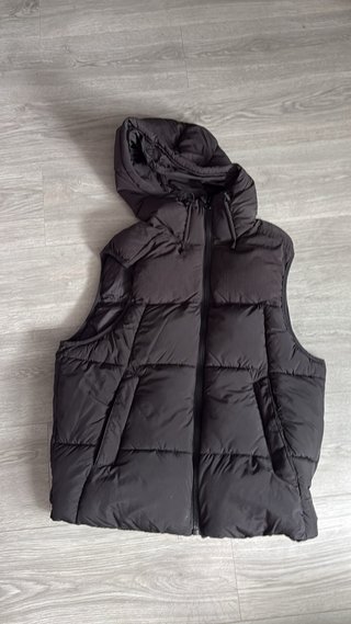 Chaleco acolchado negro con capucha