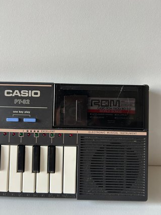 Teclado Casio PT-82 funciona falta tapa de pilas