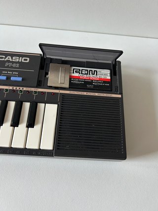Teclado Casio PT-82 funciona falta tapa de pilas