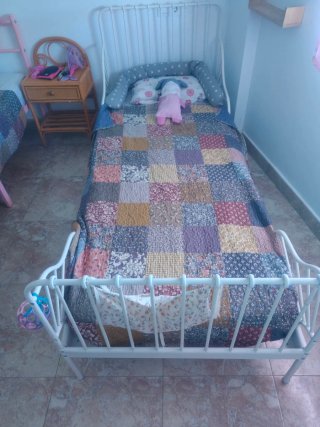 Cama de metal blanca infantil
