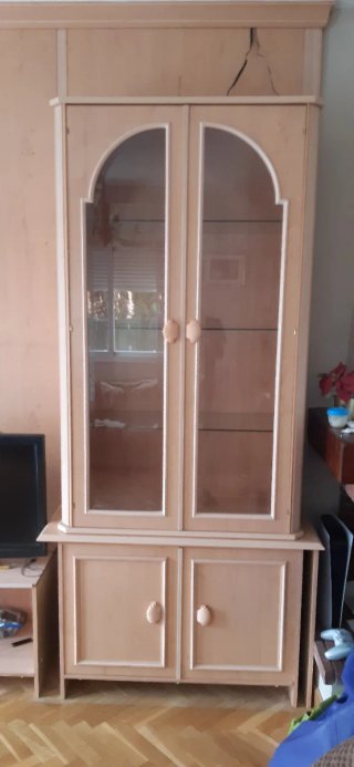 Vitrina de madera con puertas de cristal