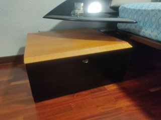 Cabecero de cama con mesitas de noche