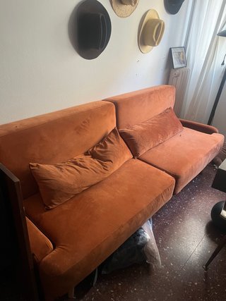 Sofá Maisons du Monde naranja terciopelo