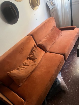 Sofá Maisons du Monde naranja terciopelo