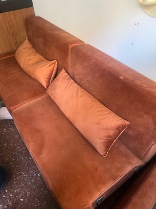 Sofá Maisons du Monde naranja terciopelo