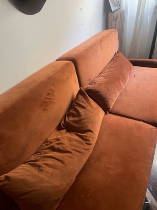 Sofá Maisons du Monde naranja terciopelo