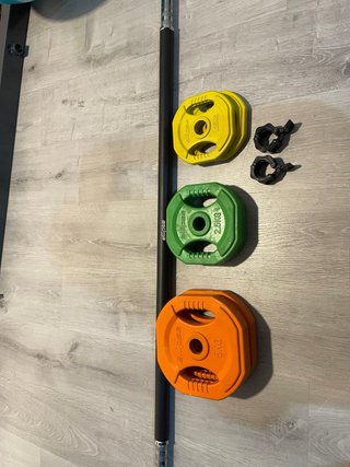 Barra de pesas con discos de colores body pump