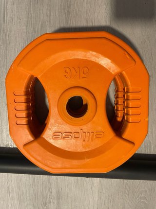 Barra de pesas con discos de colores body pump