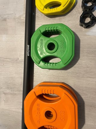 Barra de pesas con discos de colores body pump
