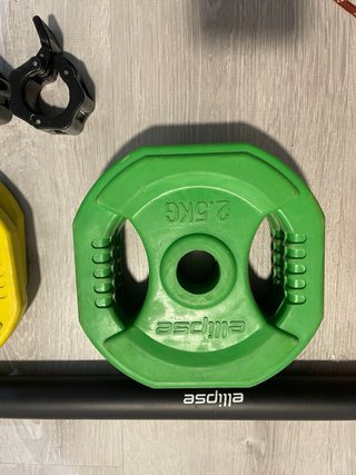 Barra de pesas con discos de colores body pump
