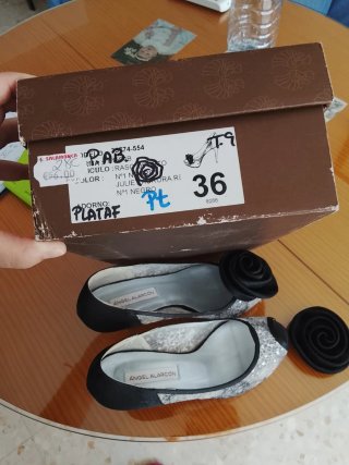 Tacones de fiesta negros y plateados