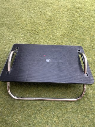 Reposapiés ergonómico negro y plateado