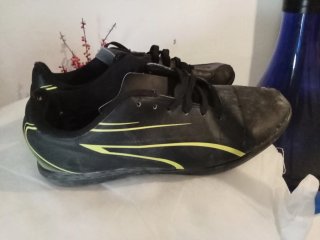 Botas de fútbol Puma negras y amarillas