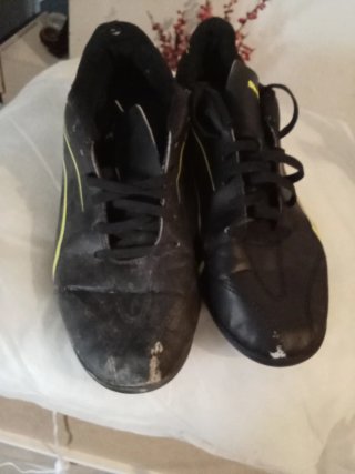 Botas de fútbol Puma negras y amarillas