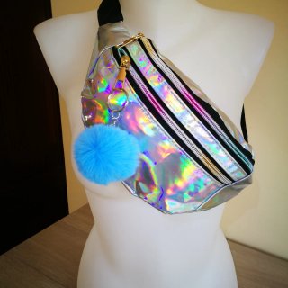 Riñonera plateada holográfica con pompón