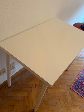Mesa blanca de madera