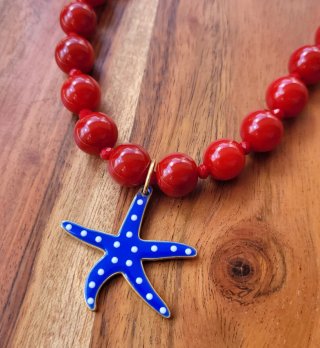 Collar de cuentas rojas con colgante de estrella