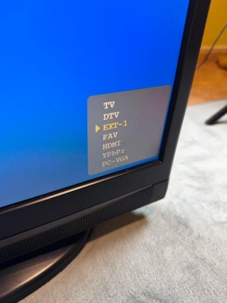 Televisor OKI pequeño 16 pulgadas.