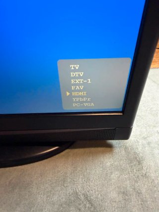 Televisor OKI pequeño 16 pulgadas.
