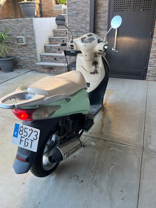 Moto Scooter Verde y Beige