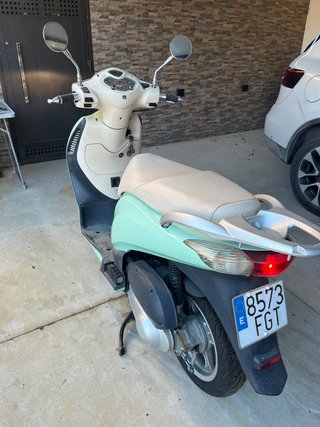 Moto Scooter Verde y Beige