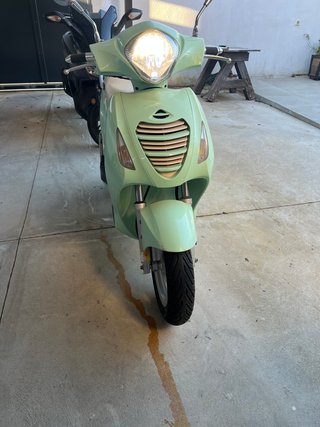 Moto Scooter Verde y Beige