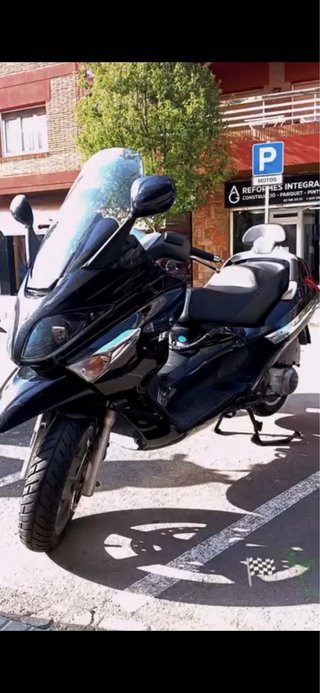 Piaggio Maxi Scooter Negra