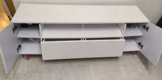 Mueble TV blanco con ruedas