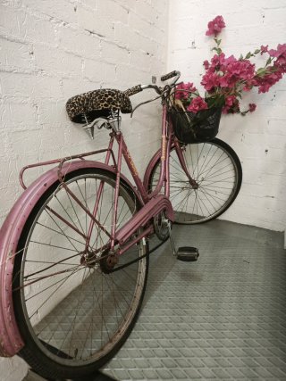 Bicicleta Vintage Rosa con Cesta